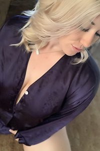 chubby lady pleasures herself sensually with a electro-hitachi