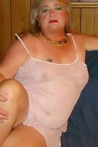 Stocky femmes vigorously embracing and kissing